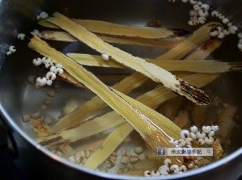 step2: 把(1)的材料和水放入鋼煲內，煲滾後，以中小火煲1小時；關火再焗半小時。