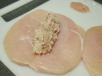 step5: 將一半豬肉餡料放在<a href="https://bit.ly/3EZL8dD" target="_blank" data-keyword="雞胸" class="guide-link"><strong>雞胸</strong></a> <span style="display:inline-block;vertical-align:middle;margin-top:-3px;color:initial;border-radius:3px;padding:2px 3px;font-size:12px;line-height:14px;background:#87d300;color:#fff;">即買</span> 肉的中間