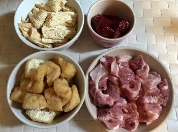 step1: 先將南乳壓爛溝半碗水攪均備用；