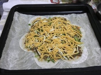 step3: ♧再鋪上已備餡料及調味料，最後灑上碎芝士