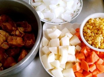 step1: 先用2大匙咖哩醬與雞肉塊拌勻醃製一下待入味備用