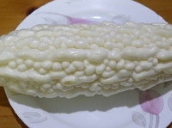 step1: 苦瓜一條先剖開去除海綿跟種子。