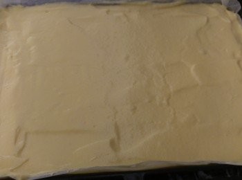 step5: 焗盆鋪上牛油紙再倒入麵糊鋪平後需凳出空氣。