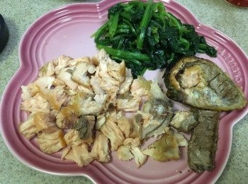 step2: 菠菜洗淨, 加少許鹽及糖烚熟後榨出多餘水份後備用, 若太長的菠菜, 可剪短, 雞蛋打撥後加少許鹽和牛奶備用