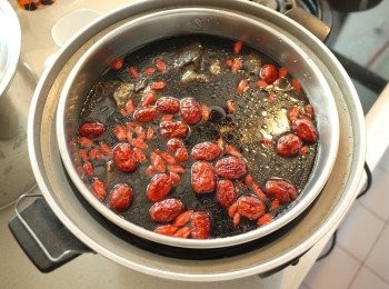 step9: 電鍋外鍋放約1.5杯開水(過濾水),蒸煮至電鍋跳起加入適量鹽巴調味即完成~