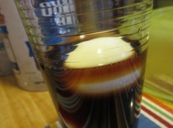 step5: 將剝好的雞蛋連同調好的醬汁一同浸泡在碗/杯裡