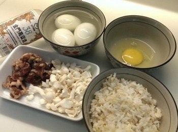 step1: 把蛋先燙好後泡入金門高粱裡待用