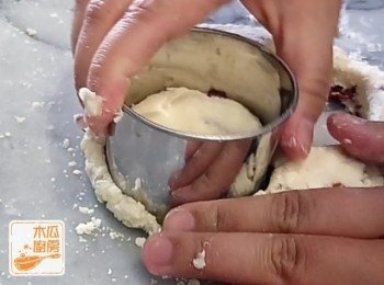 step5: 將麵糰放在枱上，輕輕按壓麵團，重複摺合4次，按壓約2cm的厚度，用模具壓成圓形，再將鬆餅造型稍為拉高