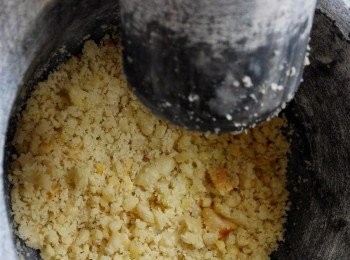 step1: 花生去衣，以少量油炒至金黃色，隔油後舂碎備用