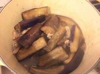 step3: 將適量油倒入煲內，放入紅蔥頭粒爆香，放入肉絲炒香再加入茄子、調味料及水繼續煮至茄子入味；