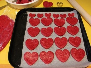 step8: 排放曲奇有牛油紙的焗盤上，預熱焗爐至 150度 , 焗15-20分鐘即成！