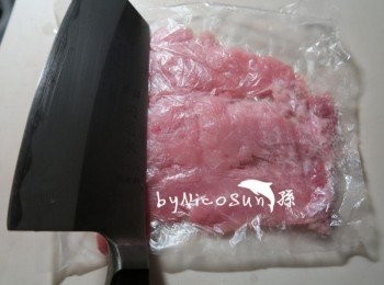 step2: 里肌肉片刀.肉不切斷(不會切也可以請肉販切)放入塑膠袋中用刀背把肉的組織筋膜稍微打斷.也不要打太用力.不然吃起來會沒有口感