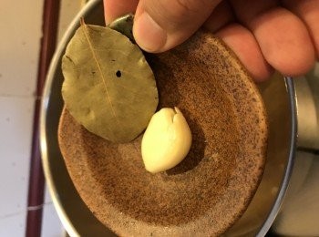 step3: 加入上湯, 蒜頭和月桂葉, 烹調大約20分鐘