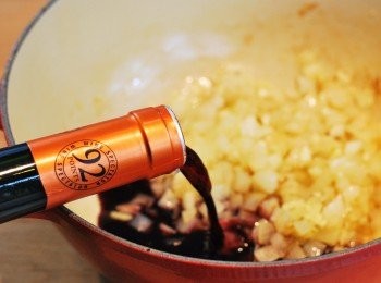 step2: 轉大火加入紅酒，刮起鍋底焦化精華，煮至酒精揮發