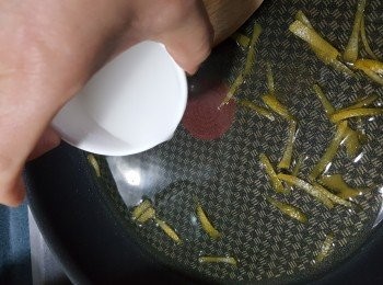 step6: 再將西檸汁煮滾,,加入生粉芡料煮到汁料略為杰身