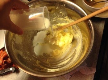 step5: 加入牛奶，用打蛋器打至沒有粒粒狀，加入芒果蓉再輕輕攪拌