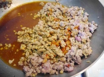 step3: *另起一炒鍋內不加油，炒香豬肉。加入米酒。至七八分熟。
*拌入薑末，蒜末。
*下豆瓣醬，醬油，水，糖。稍微煨煮。