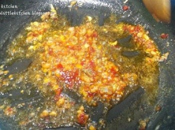 step3: 燒熱油，爆香蒜蓉和豆瓣醬。