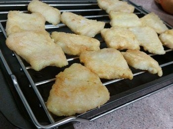 step5: -先以小火煎熟，再轉大火逼出多餘油份，令魚更香脆