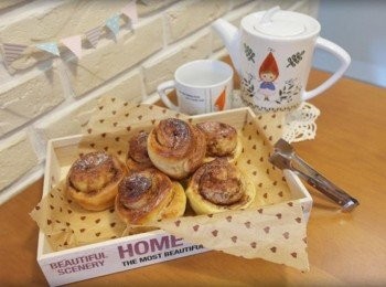 step15: 一路聞到目的地了^^ 迷你可愛的肉桂捲在等我~~~ 表面撒上些許糖粉裝飾一下!!!