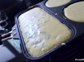 step5: 倒入煎盤中小火等到表面起霧就可以翻面囉