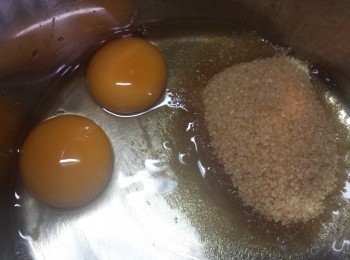step1: 先將蛋與糖用機打勻(約1分鐘)。