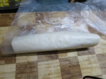 step6: 將酥皮慢慢卷起(酥皮本身有的牛油紙不要掉,當卷起酥皮後,可以利用該牛油紙包起酥皮)