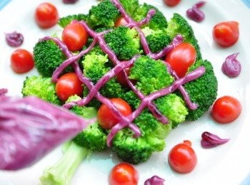 step6: 再將調製成的<span class="group_2">莓果沙拉醬</span>擠上