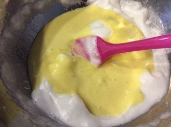 step5: 將蛋白泡沫分3次撈入蛋糊，每次用cut & fold 方法完全拌勻，完成的蛋糊像絲般滑，沒有蛋白泡沫粒。