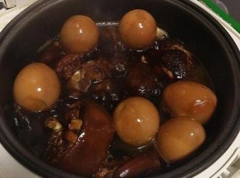 step10: 最後一次煮滾後，舀出1碗滷汁備用，即可切保溫，蓋蓋子。著手準備筍絲。