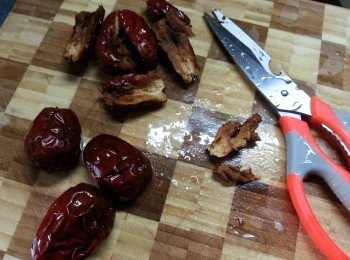 step4: 紅棗用較剪剪去核,洗淨待用