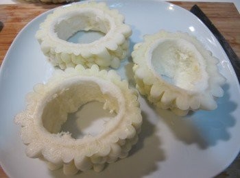 step2: 將苦瓜切成4公分寬的圓環狀
