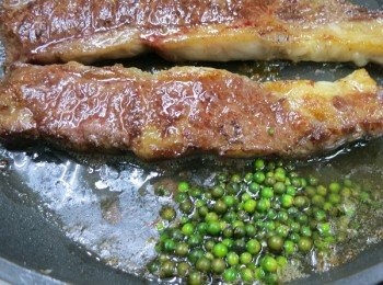 step6: 利用鍋邊的油把葫椒粒滾熟