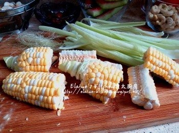 step1: 粟米洗淨切段 (粟米鬚及粟米外皮留起)