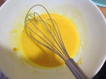 step1: 酵母倒入牛奶中熔化，牛油融化。

南瓜泥， 糖 ，盐打匀，加入蛋拌匀。