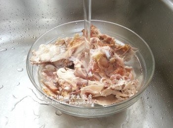 step2: 盛起放入大碗內沖洗去碎骨