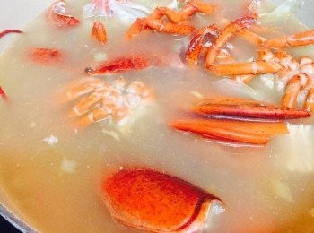 step4: 注入之前煮龍蝦的水，慢火煲約1小時至蝦油釋出。