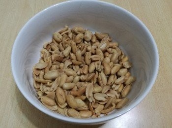 step1: 花生可買熟的，有鹽或無鹽的也可。如果買生的，可炒或焗一下花生，花生變脆便熟了。