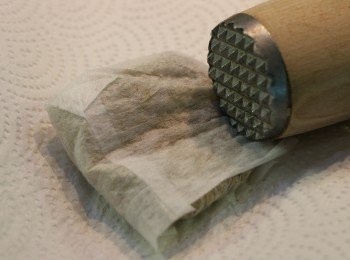 step4: 用鎚或刀背將胡椒拍碎，備用。