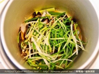 step6: 隨後將青蔥絲擺放在最上層，並倒入米酒來去除腥味，順便增味。