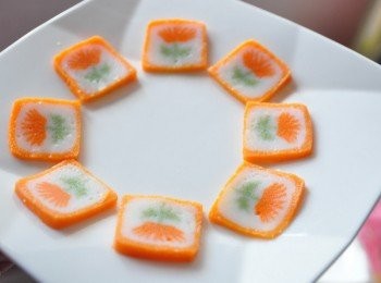 step1: 魚板切薄片，在放入滾水川燙1分鐘撈起擺盤備用