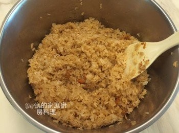 step6: 炒鍋中加入另外1大匙醬油、1大匙米酒、1大匙白胡椒粉、1小匙鹽、3大匙水、蝦米煮滾加入步驟1煮好的米飯中拌勻