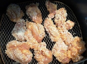 step2: 取一大碗，加入所有醃料拌勻醃數小時或以上。