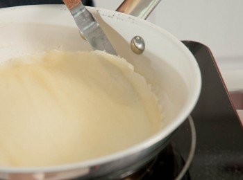 step3: 用硬掃掃一層薄薄的粉漿在已烘微熱的不黏鑊上，烘至变白色邊瑞開始撓起便可以取出,放着待涼備用(可先在鑊上抹少許油)