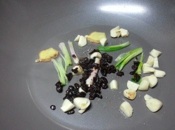 step5: 用1湯匙油起鑊,先爆香所有料頭(蔥只爆香蔥白)