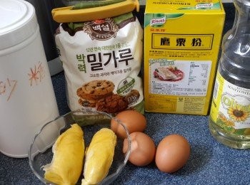 step1: 材料，先將2塊貓山王榴槤去核，再過篩，取60克果蓉