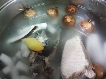 step7: 湯煲加入3升清水，倒入<span class="group_1">煲湯<span class="group_2">材料：</span></span>