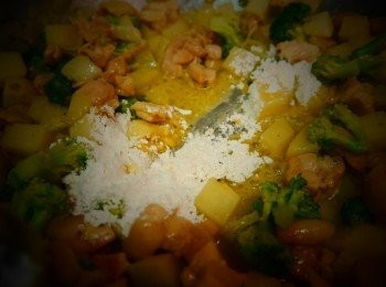 step4: 如果要濃稠一點，麵粉就與水慢慢增加攪拌。濃稠度可以自行調整到喜愛的程度。