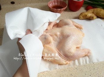 step1: 雞去頭去尾 , <a href="https://bit.ly/3kLFTWO" target="_blank" data-keyword="雞腳" class="guide-link"><strong>雞腳</strong></a> <span style="display:inline-block;vertical-align:middle;margin-top:-3px;color:initial;border-radius:3px;padding:2px 3px;font-size:12px;line-height:14px;background:#87d300;color:#fff;">即買</span> 起出 , 將雞身剪半 , 用水洗淨乾淨後抹乾水份