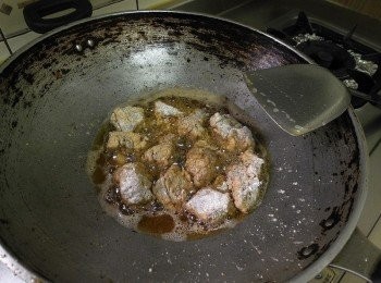 step4: 起油鍋~用中小火與蒜頭一起炸，炸至外皮酥脆，起鍋前開大火炸逼出多餘的油(勿用小火炸哦，因為排骨會吃油)